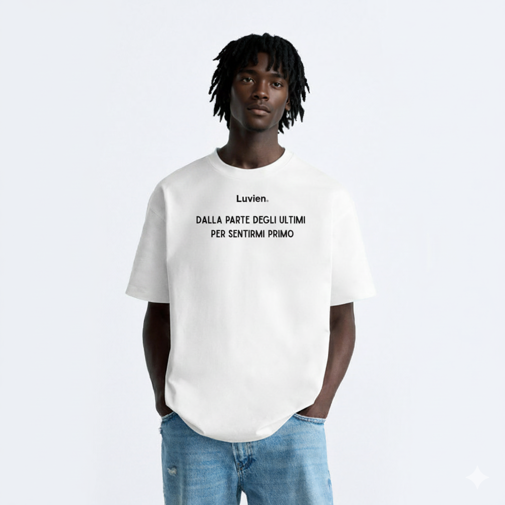 "Dalla parte degli ultimi per sentirmi primo" - Relaxed Fit