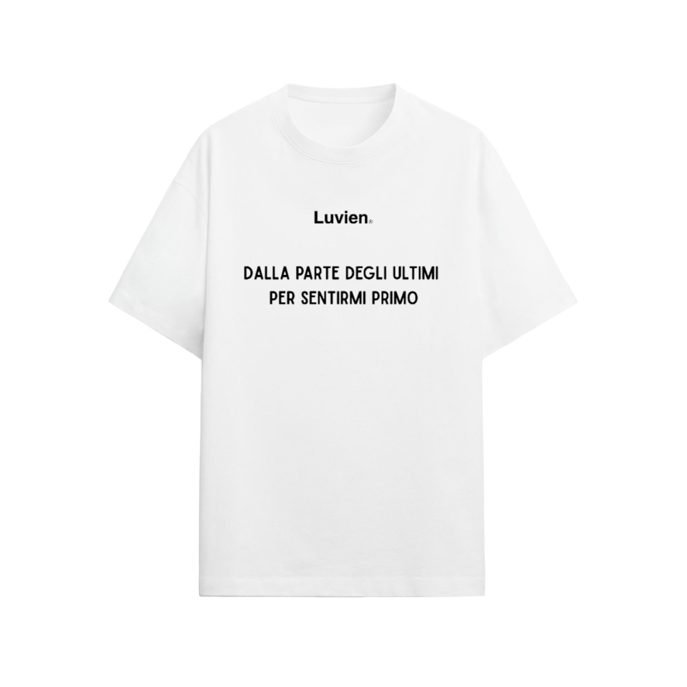 "Dalla parte degli ultimi per sentirmi primo" - Relaxed Fit