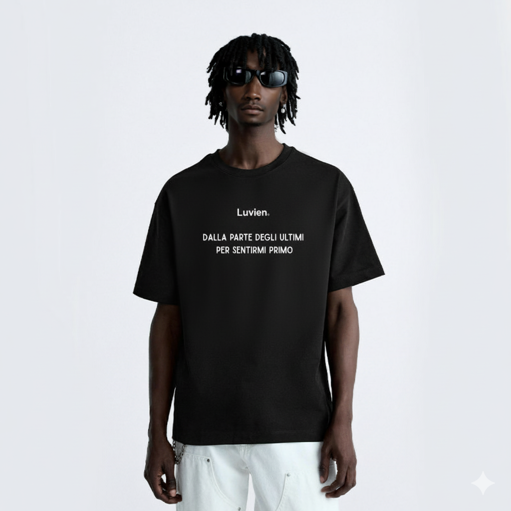 "Dalla parte degli ultimi per sentirmi primo" - Relaxed Fit