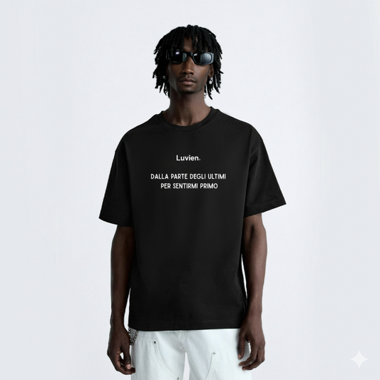 "Dalla parte degli ultimi per sentirmi primo" - Relaxed Fit